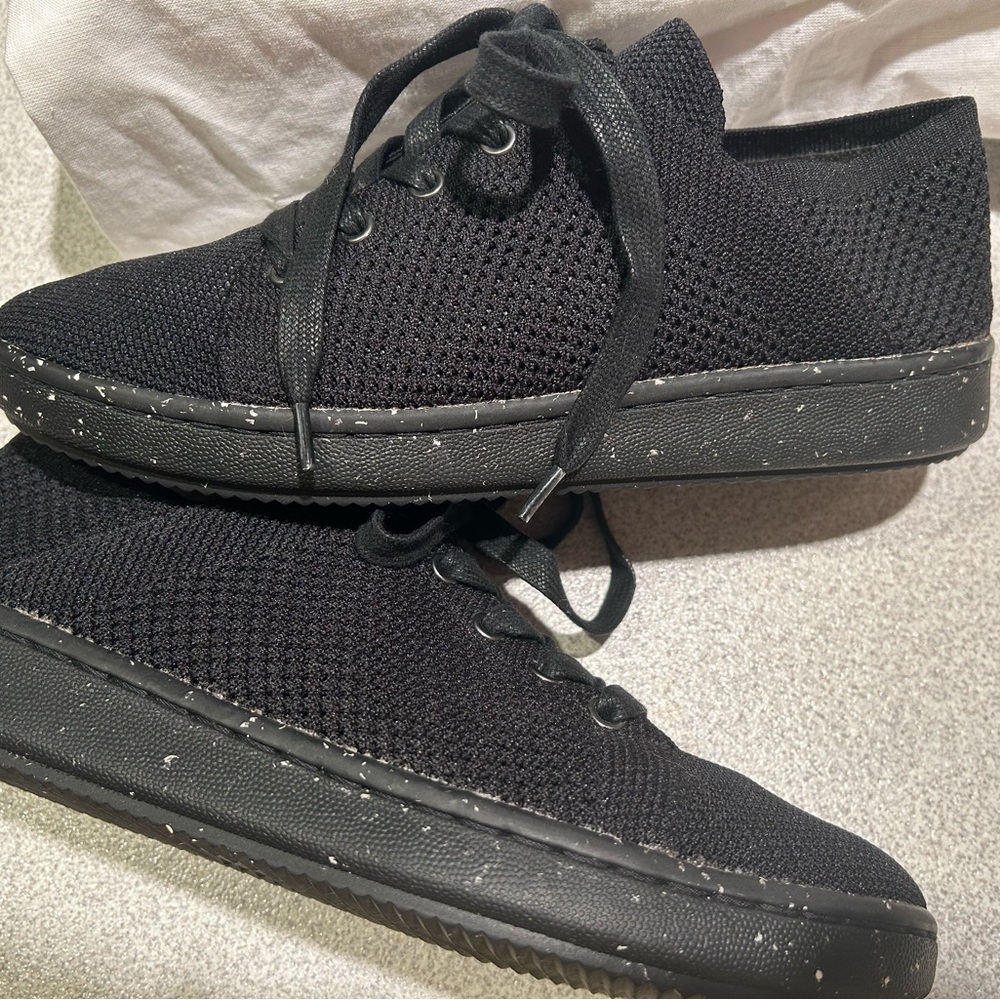 Eileen Fisher Stylish Black Knit Sneakers